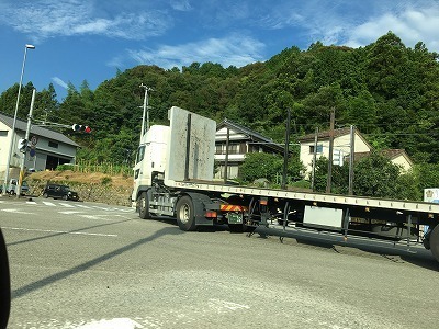 トレーラー 街中でタイヤが空中に浮いてる光景見たことありませんか❓@miyatanchannel