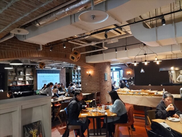 BLUE BOOKS Cafe 静岡店ブルーブックスカフェ」 静岡市葵区-バー 洋風居酒屋 ダイニングバー-〒420-0857 の地図 アクセス 地点情報- NAVITIME