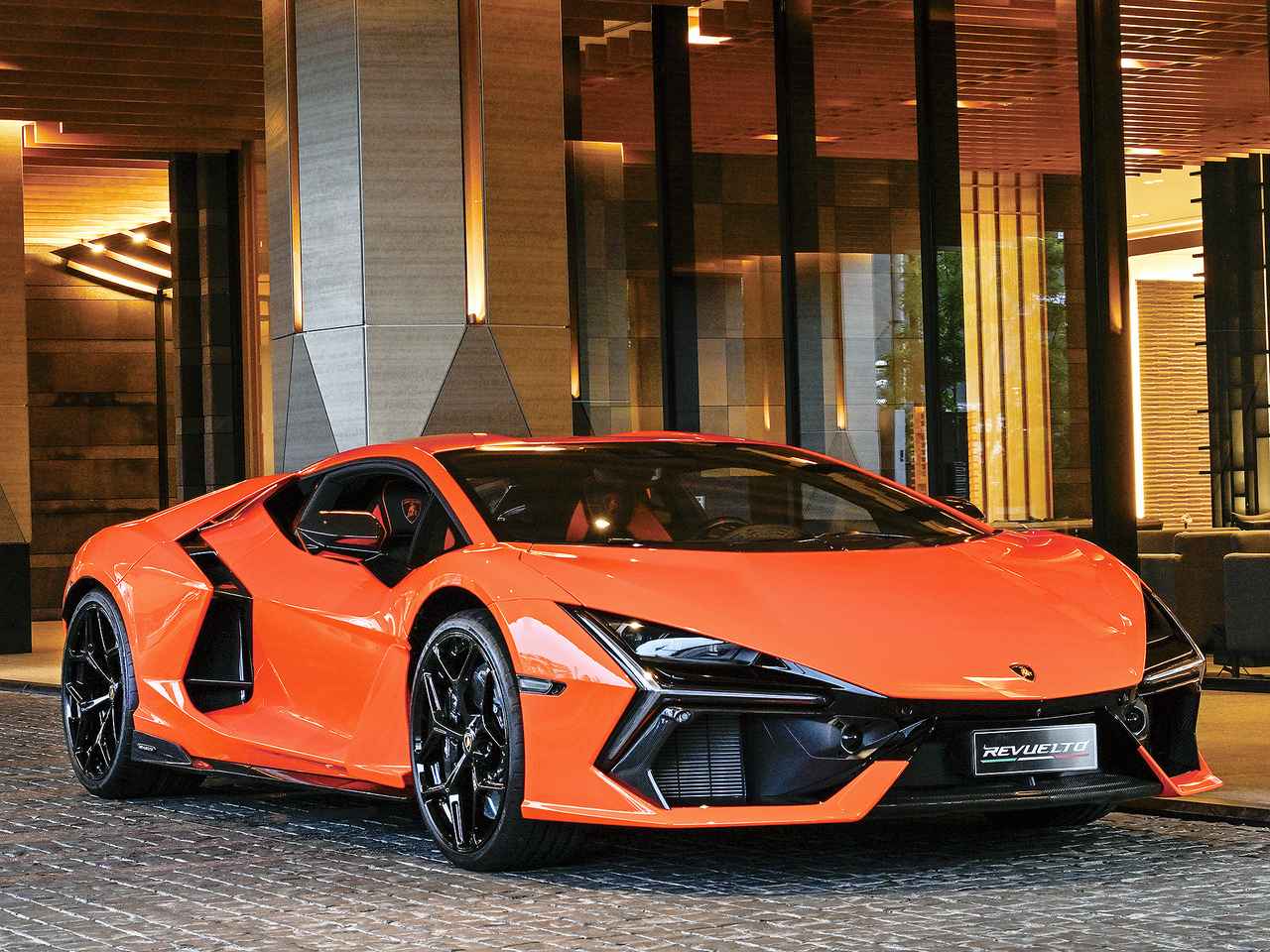 試乗 新型 ランボルギーニレヴエルトV12エンジン×モーターによって“洗練と野蛮”が同居する新世代のハイパフォーマンスモデル！：試乗レポート日刊カーセンサ