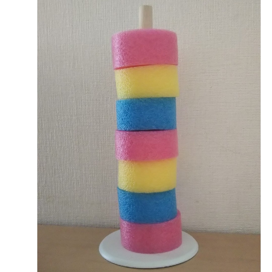 セリアのプールスティックと相性ピッタンコの相棒を、同じくセリアで発見✨ ご存知、キッチンペーパーホルダーです。木製タイプのキッチンペーパーホルダー。台の部分は、ホワイトとブラックがありますよ。 ガシッと持てて穴が大きめなので、プラステンなどの棒さしが