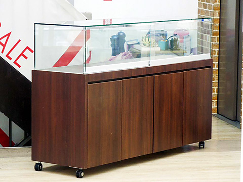 宝石店の陳列ケースと宝石の写真素材・画像素材 Image 185471178