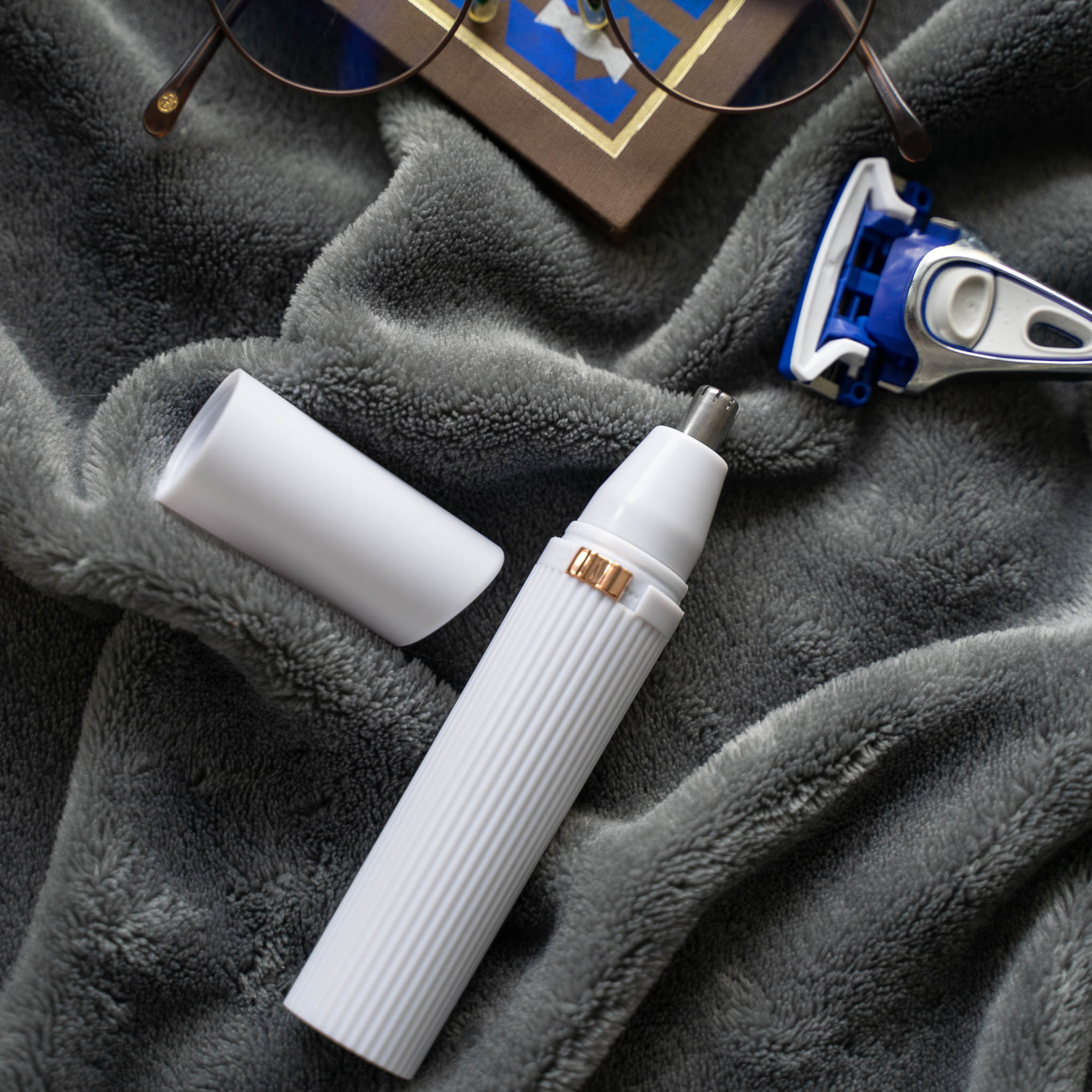 ♡ ダイソー新商品 電動ノーズシェーバー 220円 単3形電池1本使用 電池は別売り旦那に頼まれて買いました😆 せっかくなので新商品をゲット✨女性でも使いやすいデザインです ノーズシャドウには見えないですよね！ 他にも ネイルケア、ホットビューラー、フェイス