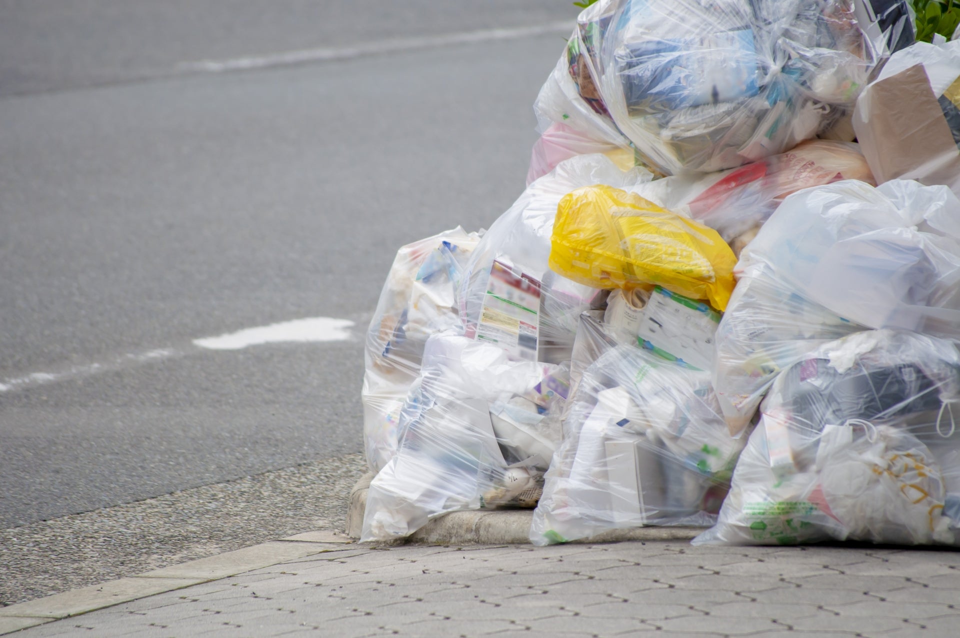 ごみを｢直接埋立て｣も90年代の東京の衝撃光景 残余年数50年超も東京港にはもう埋立て場所なしごみ収集の現場から東洋経済オンライン