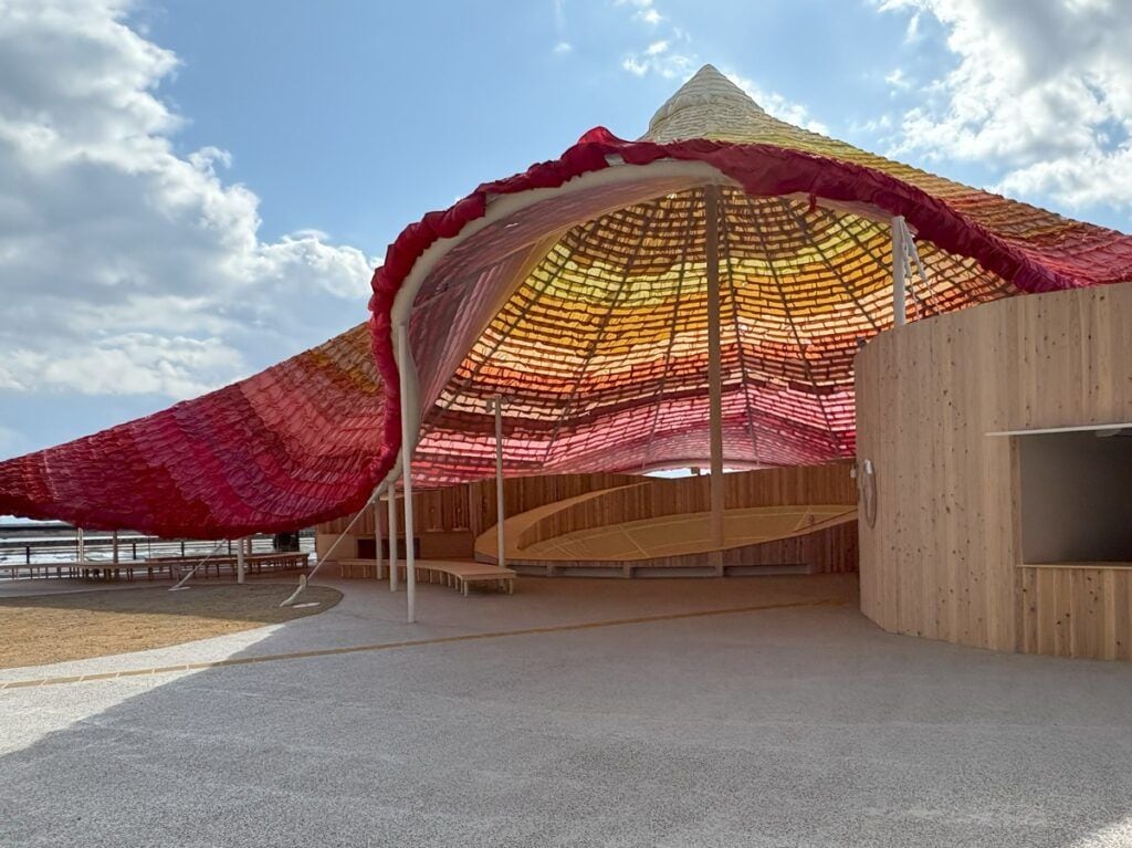 工藤浩平建築設計 事務所による、埼玉・吉川市の「バレエ教室のある家」。周囲で建替えが進む“変わり続ける”地域。未来の変化を許容する“大らかな”存在を目指し、箱を“寄せ集める”様に計画して“生活の余白”が散在する 建築を構築。細かな屋根の集合で街並のスケールとも調和