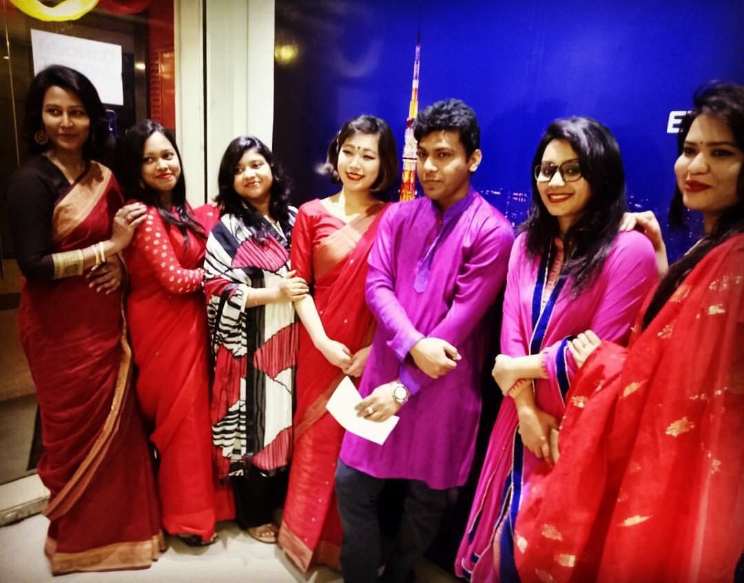 ダッカのスラムでは、母親は仕事の夢を見るが、「誰が子供たちを見守る? 