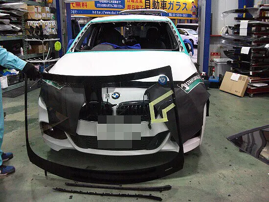 車に飛び石が当たってガラス破損、修理代や修理方法、自動車保険は使える？イキクル