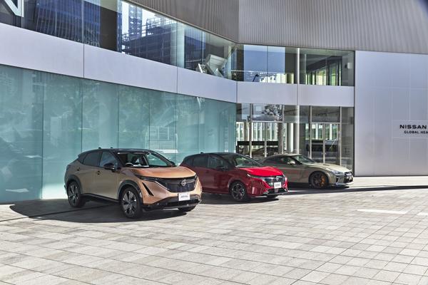 横浜市西区高島 日産グローバル本社ギャラリーにて 本日発売されたトミカ55周年記念フェアレディZニスモのミニカーを早速購入して日産グローバル本社 ギャラリーに展示されている実車と撮影を行いました!!🙂👍 横浜市西区高島日産グローバル本社ギャラリー 展示車本日