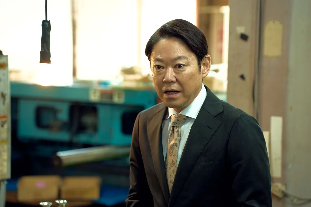 阿部サダヲの画像・写真昨年秋、妻がオープンさせた居酒屋の近所をひとりで散歩していた阿部サダヲ - 1枚目週刊女性PRIME