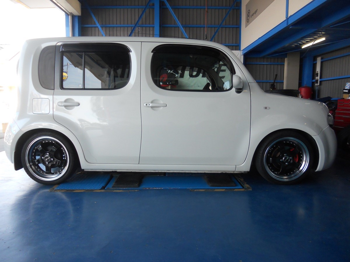 日産 キューブ Z12 車高調取付、アライメント調整作業車のパーツ・カスタムロイヤルコーポレーション 越谷