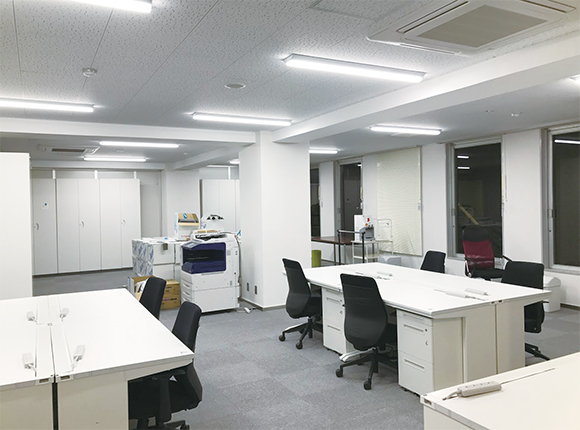 オフィス改修工事、進行中。 働く空間に、新しい価値と快適さを。 天井・壁・床の内装リニューアルから、照明・設備の更新まで、用途や働き方に合わせたレイアウト設計・施工を一貫して対応。 社員の創造性を引き出す、機能性とデザイン性を兼ね備えた空間へ