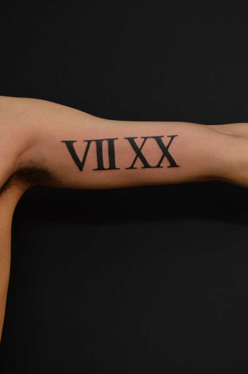 数字のタトゥー81枚- 意味、タトゥーのデザイン13、9、7を含む