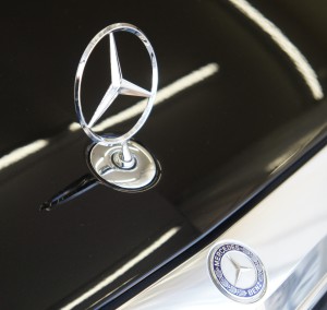 ベンツCクラスのエンブレムが動く理由とは？カメラ機能と仕組みを徹底解説 ベンツのエンブレムが動くという疑問を徹底解説