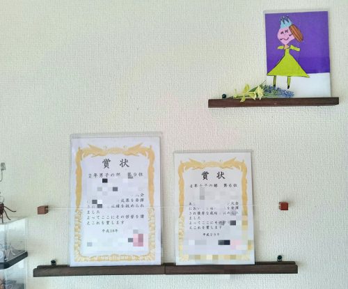 子どもの賞状どうしてる？」スッキリ収納＆オシャレな飾り方のコツkosodate LIFE 子育てライフ