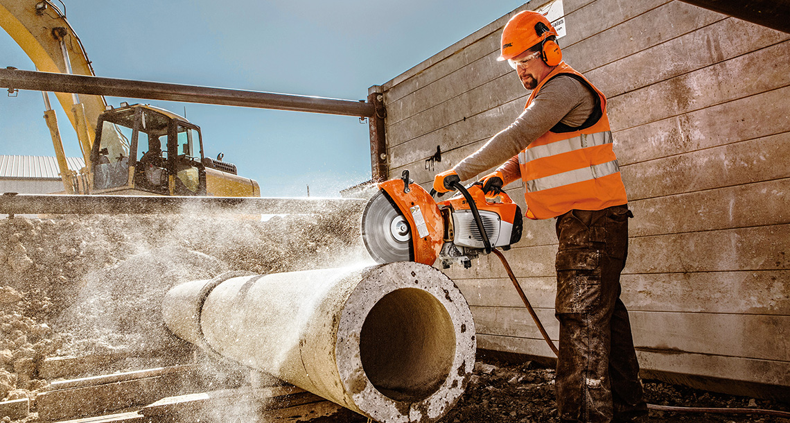 エンジンカッター取扱い三箇条 其の一 キックバックゾーンを使用しないこと 其の二 切断物