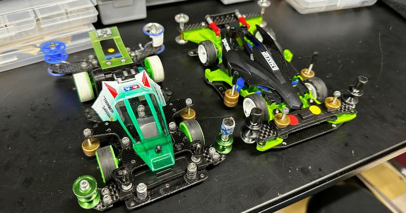 あかん奴や」「そうはならんやろ」 手作り“衝撃吸収ミニ四駆”が正しい理論から斜め上の実装で爆笑ねとらぼ