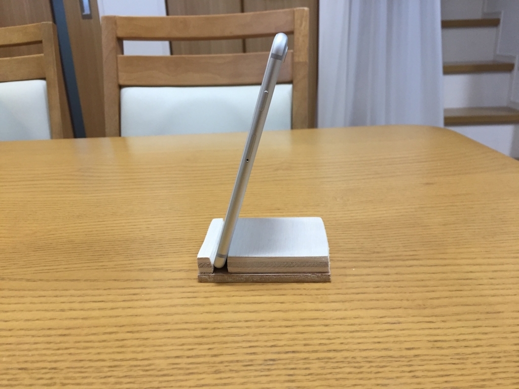 スマホ寝ながらスタンド自作木製板にどっちもクリップで角度調整可やっこラボ