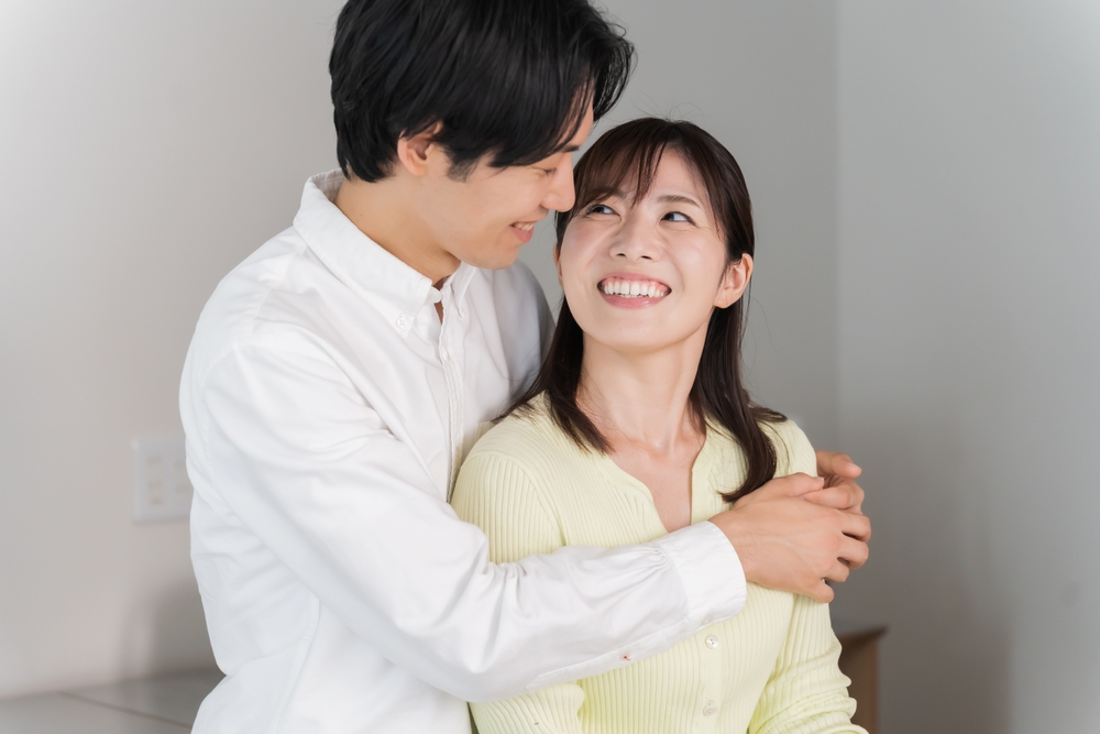 キスして胸を触る男性心理とは？ | シンプリー【恋愛メディア】