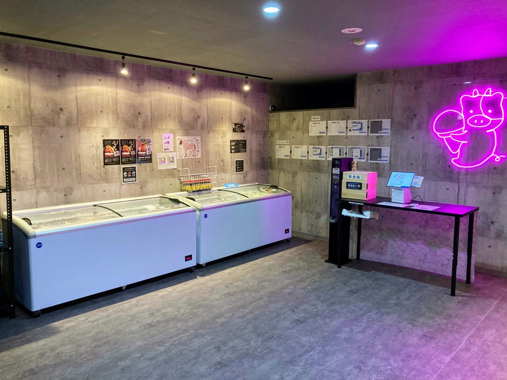 本日13時無事無人直売所、 餃子自販機3箇所をオープンさせて頂きました！ 沢山の方にお越し頂き感謝です☺️ どんどん分かりやすく無人直売所も進化させていきまーす！周平の餃子⠀化学調味料不使用⠀もちもち皮⠀愛媛県産豚⠀フランチャイズ募集