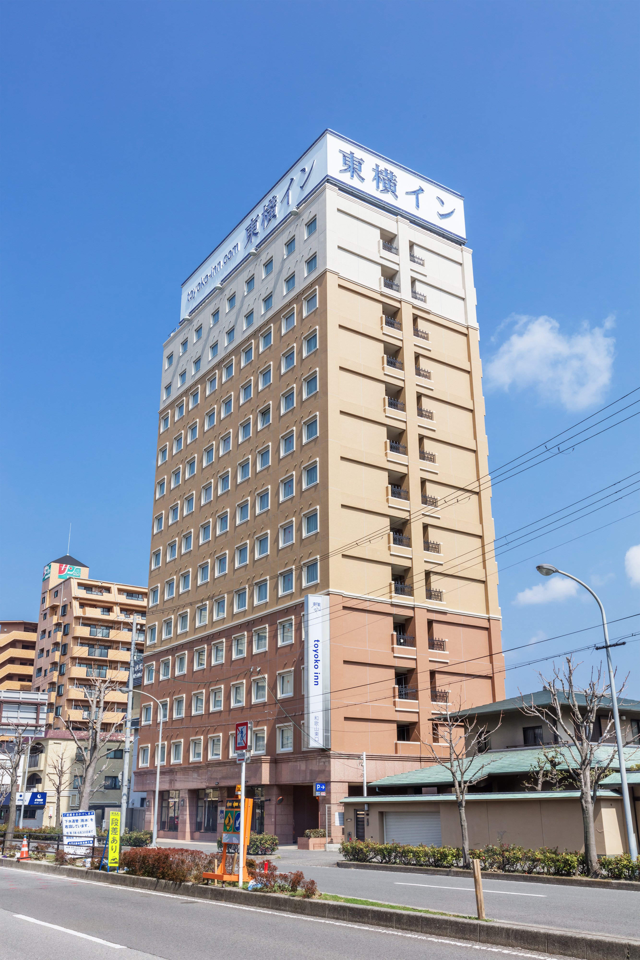 黒田公園』 和歌山駅周辺の住宅街にある隠れた穴場的な公園です⛲️ 春には桜🌸が満開になり、お花見をするのにピッタリです☺️愛らしいパンダ🐼🐾さんと、たくましいゴリラ🦧さんが待ってくれていますので、子どもたちと会いに行ってみてくださいね😉 公園内には、砂場