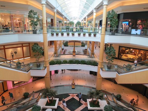 ショッピングモールとショッピングセンターの違いとは？特徴と活用法を徹底解説 - SHOPCOUNTER MAGAZINE