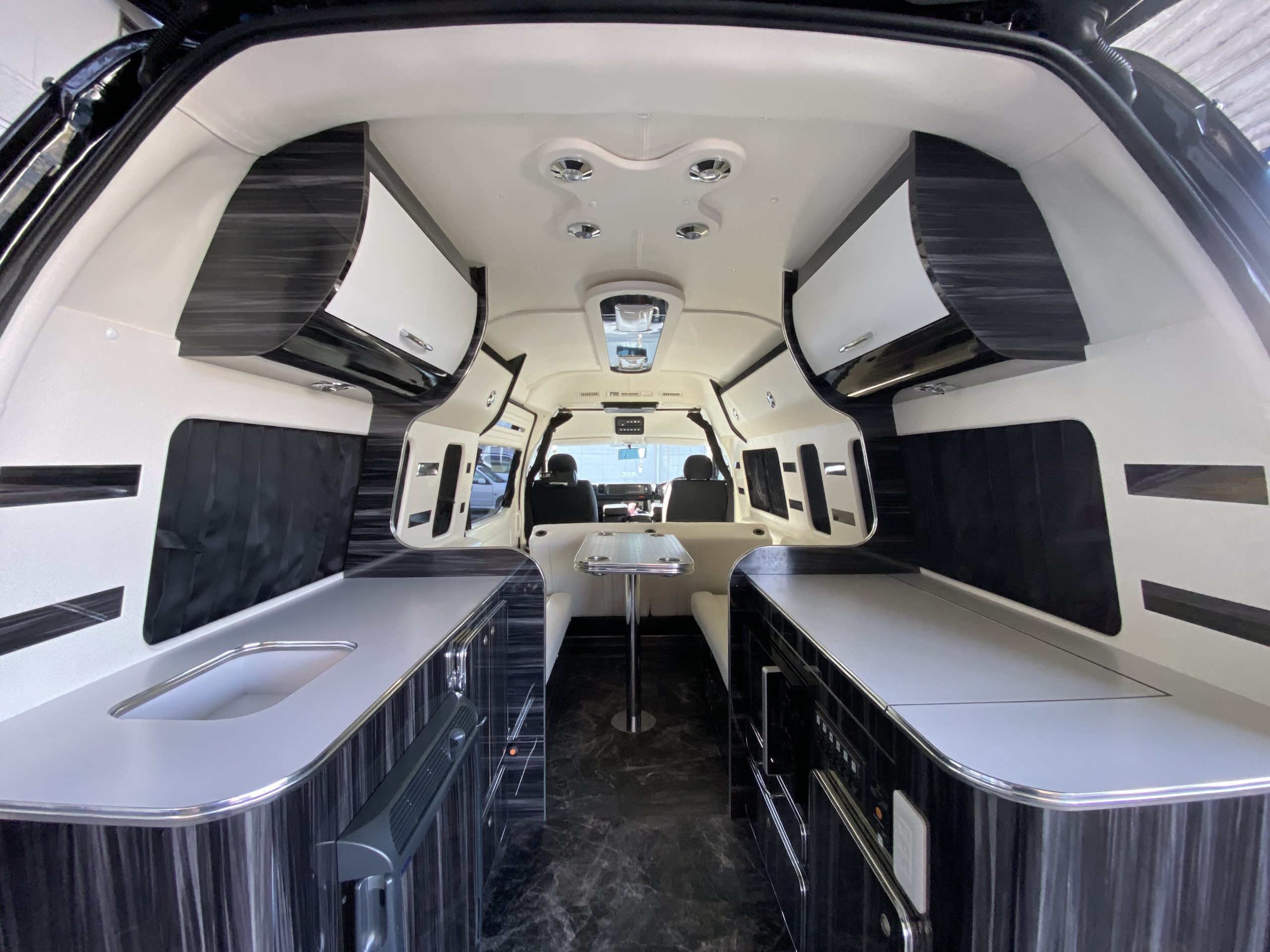 バニングカー：ハイエースとキャラバンの改造車が魅了する！TikTok