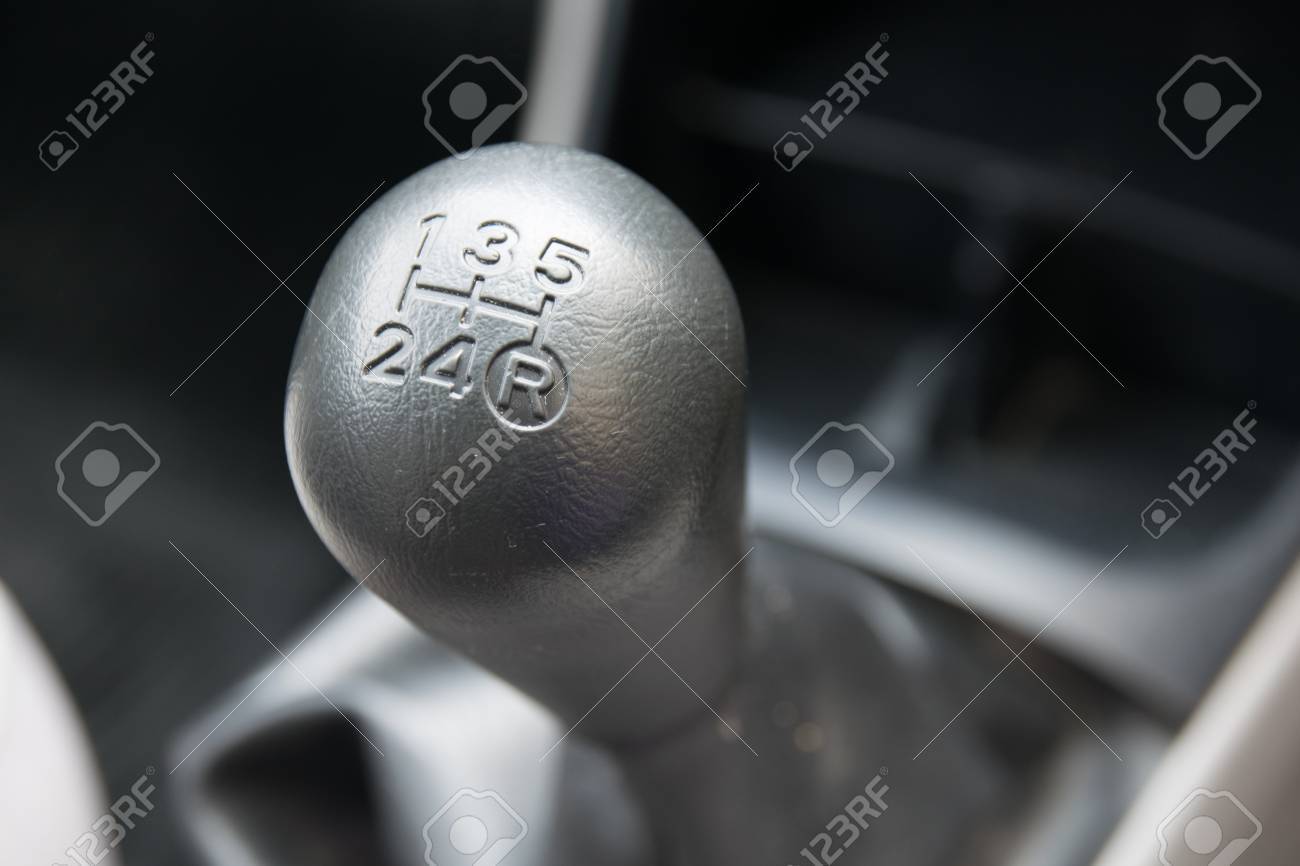 車のインテリア。マニュアル トランス ミッションのギアのシフト。の写真素材・画像素材 Image 46050051
