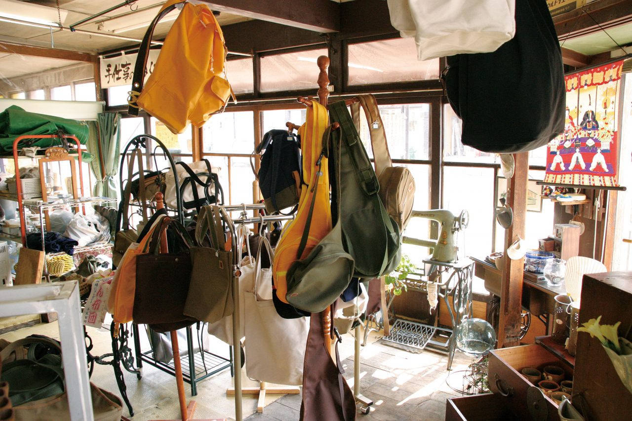 パリの馬具屋さんも覗いたよ👀🐴 ハリーポッターの杖屋さんみたいに天井の方まで馬具が積み上げられてて幸せな空間だった・💚とことん馬好きなわたし🐎 笑馬具屋馬具馬術馬場馬術パリtackshopparisequestrianequestrianlife