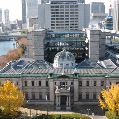 2018年11月9日号6面 地域銀行、営業時間変更100カ店超す、昼休み導入、運営効率化現場直視の紙面づくりを目指す金融情報機関 ニッキン Website 日本金融通信社