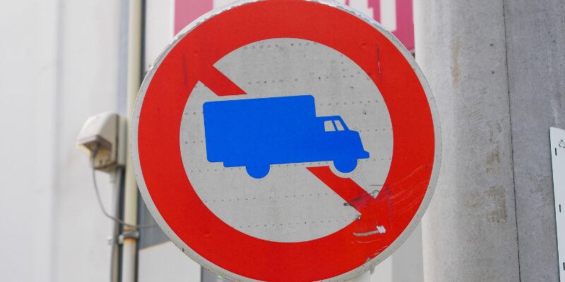 大型車両には通行禁止の道路がある？標識や通行許可について解説 - TRUCK BIZ