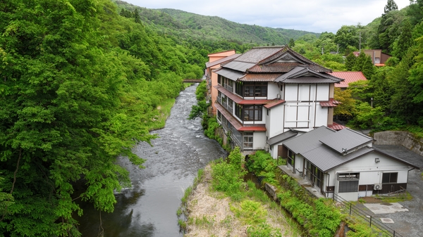 日本百名湯 日本一深い天然自噴岩風呂を有す秘湯宿 藤三旅館