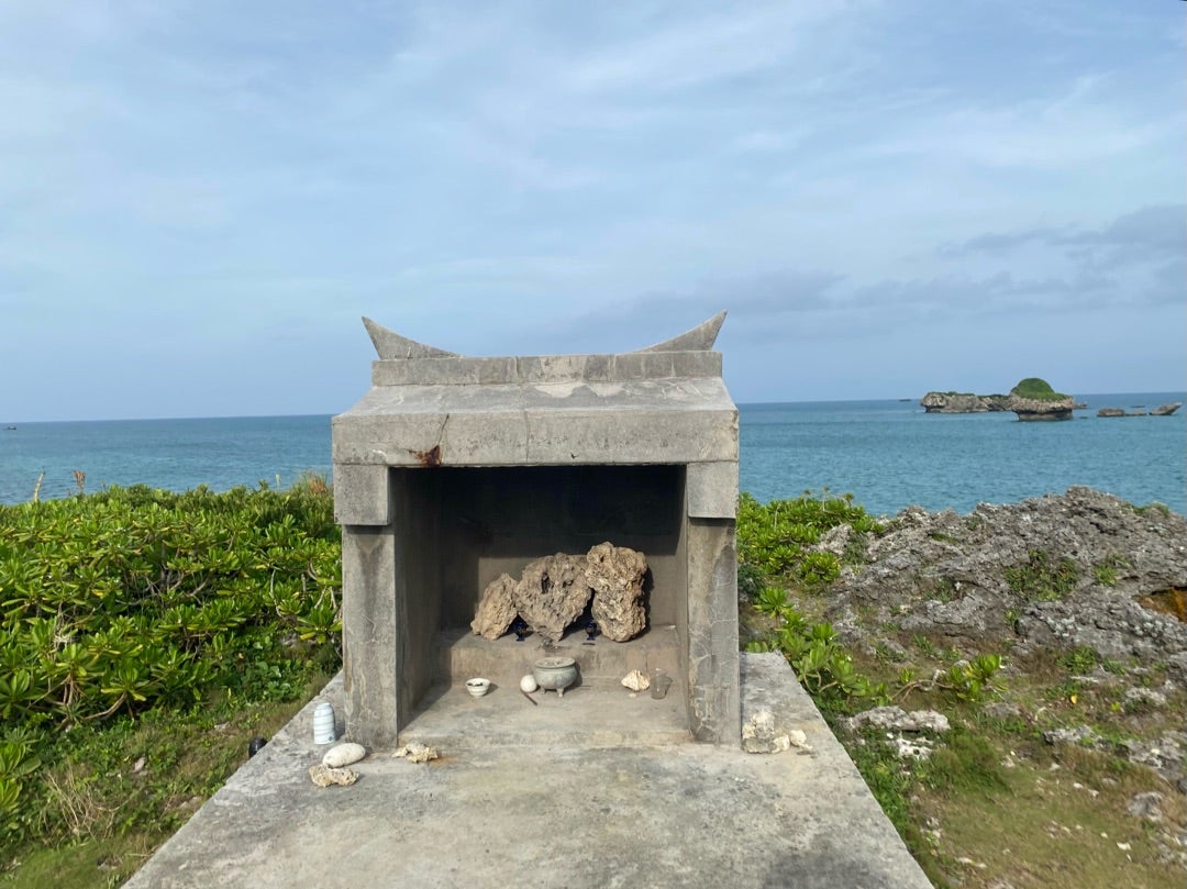 沖縄の風景:沖縄県最大級の集落跡、宮城島のシヌグ堂遺跡