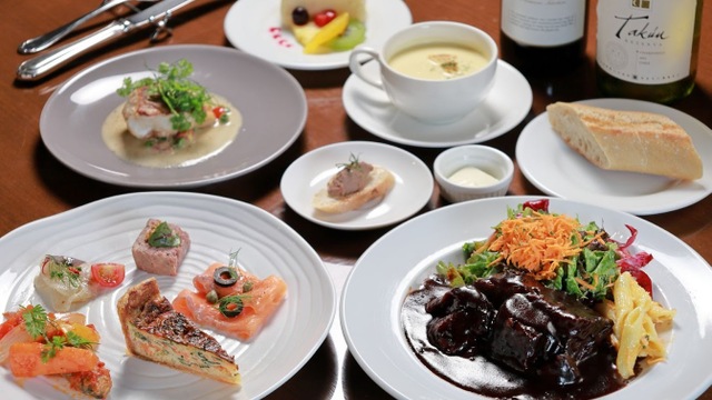 レストラン大宮新丸ビル 暑さも落ち着き、秋らしい季節になってきました🍂 レストラン大宮新丸ビル店では季節のデザートお出ししておりますパートフィロという地中海発祥の極薄の生地の中にはアーモンドクリームと安納芋のペーストが入っており、それを焼き上げ外は