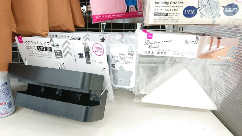 ダイソー 使い方無限じゃん！SNSで大絶賛の「浮かせる収納」便利すぎてあと3つくらい欲しいわ