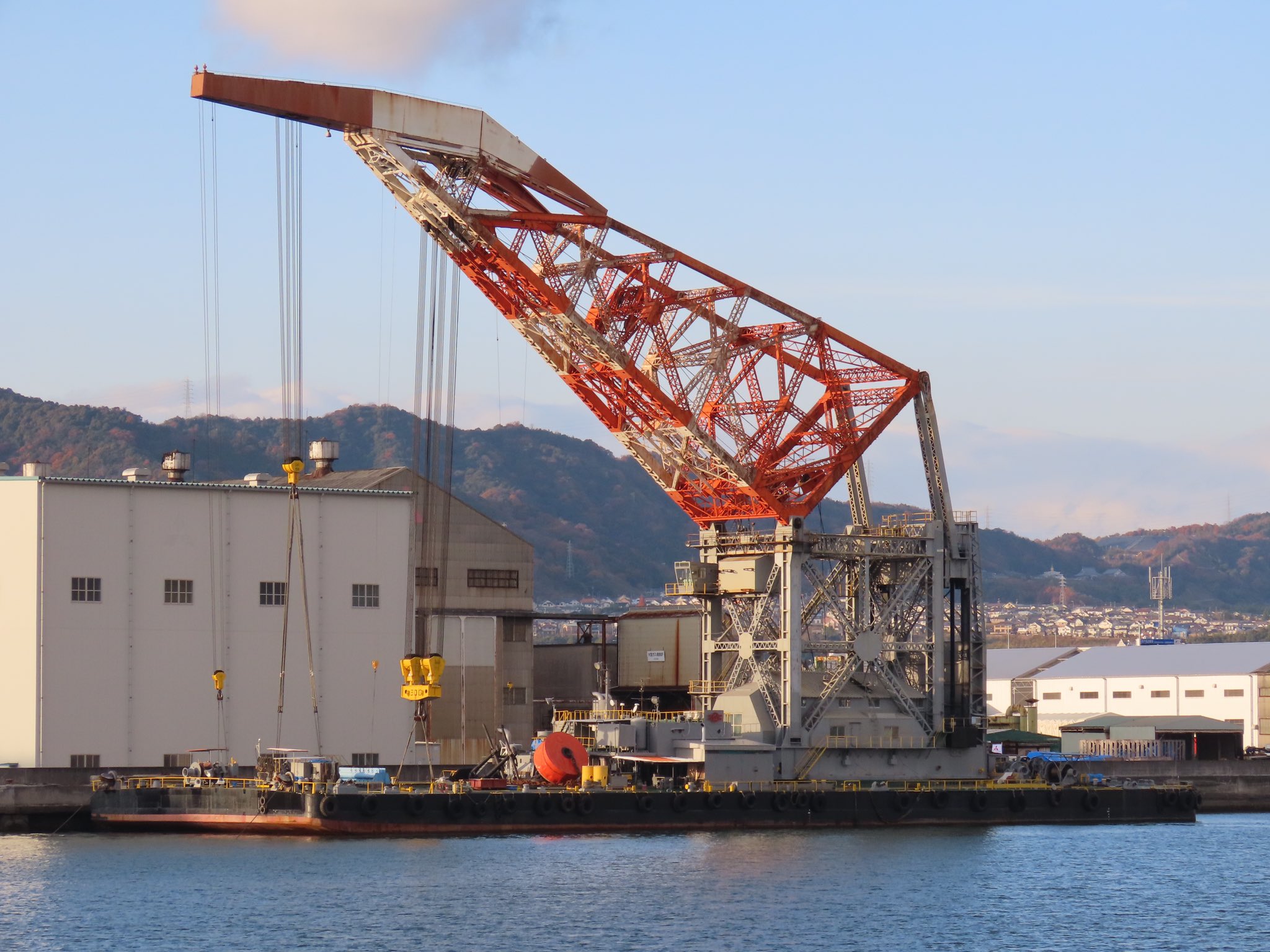 三菱重工業神戸造船所に停泊する潜水艦の写真素材97991671- PIXTA