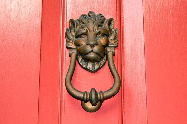 海外のトイレではノック返しはNG？ ネイティブの英語表現 - ENGLISH JOURNAL