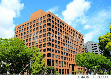 管轄条項の定め方、有利・不利から相手との交渉方法まで契約書の森